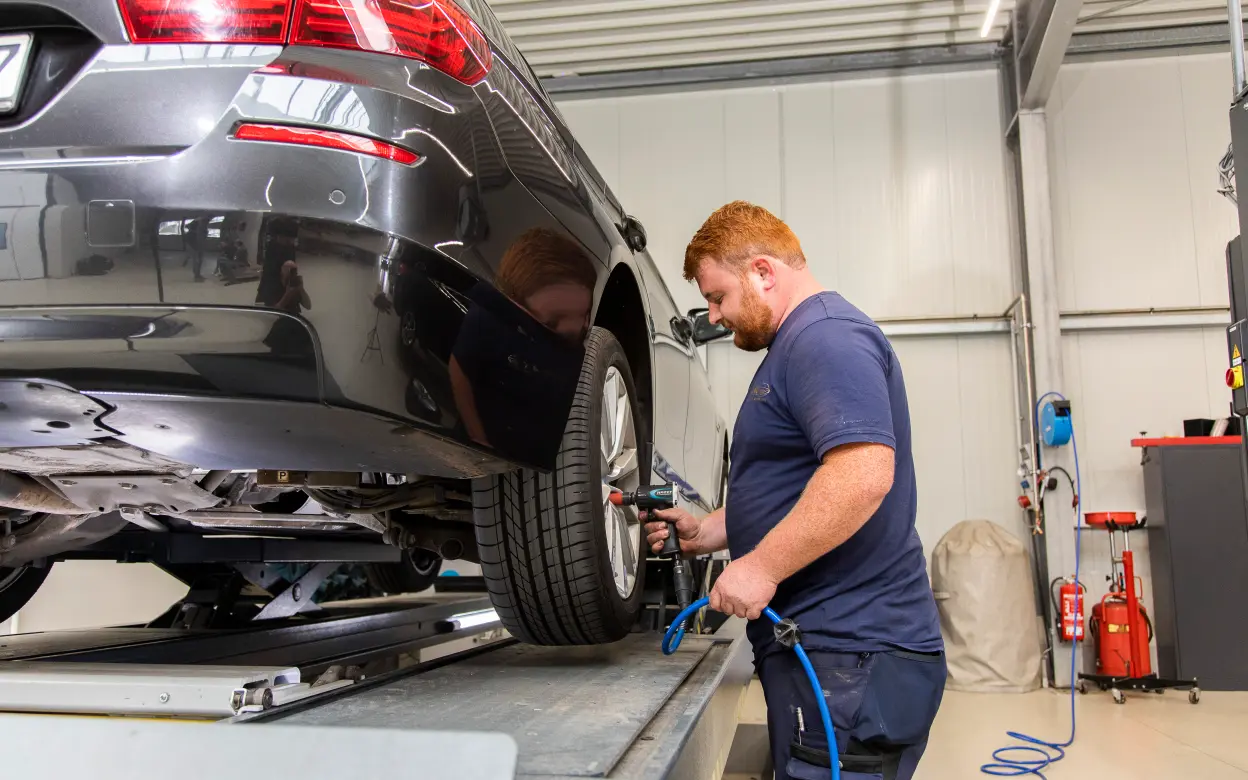 Mechaniker beim Reifenwechsel