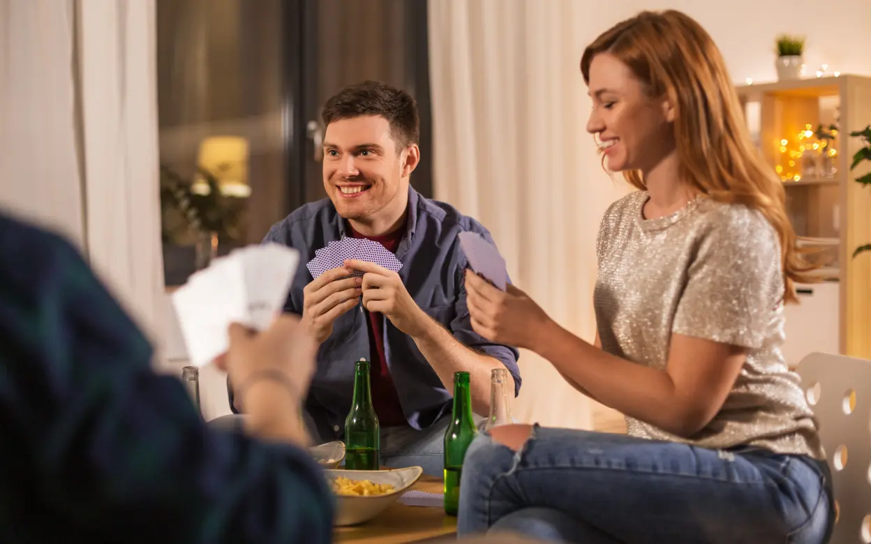 Freunde spielen Karten während eines Spieleabends
