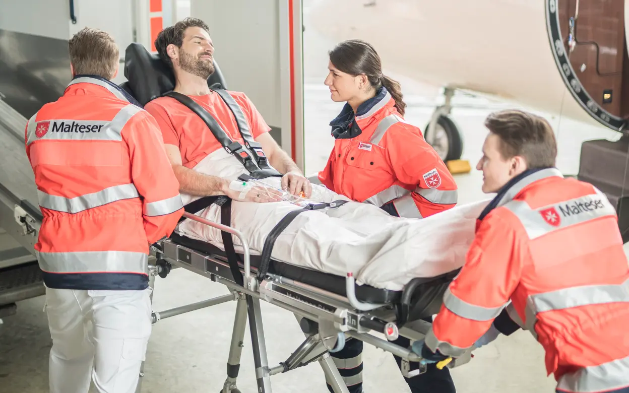 Mann auf Krankenliege wird in Krankenwagen geschoben