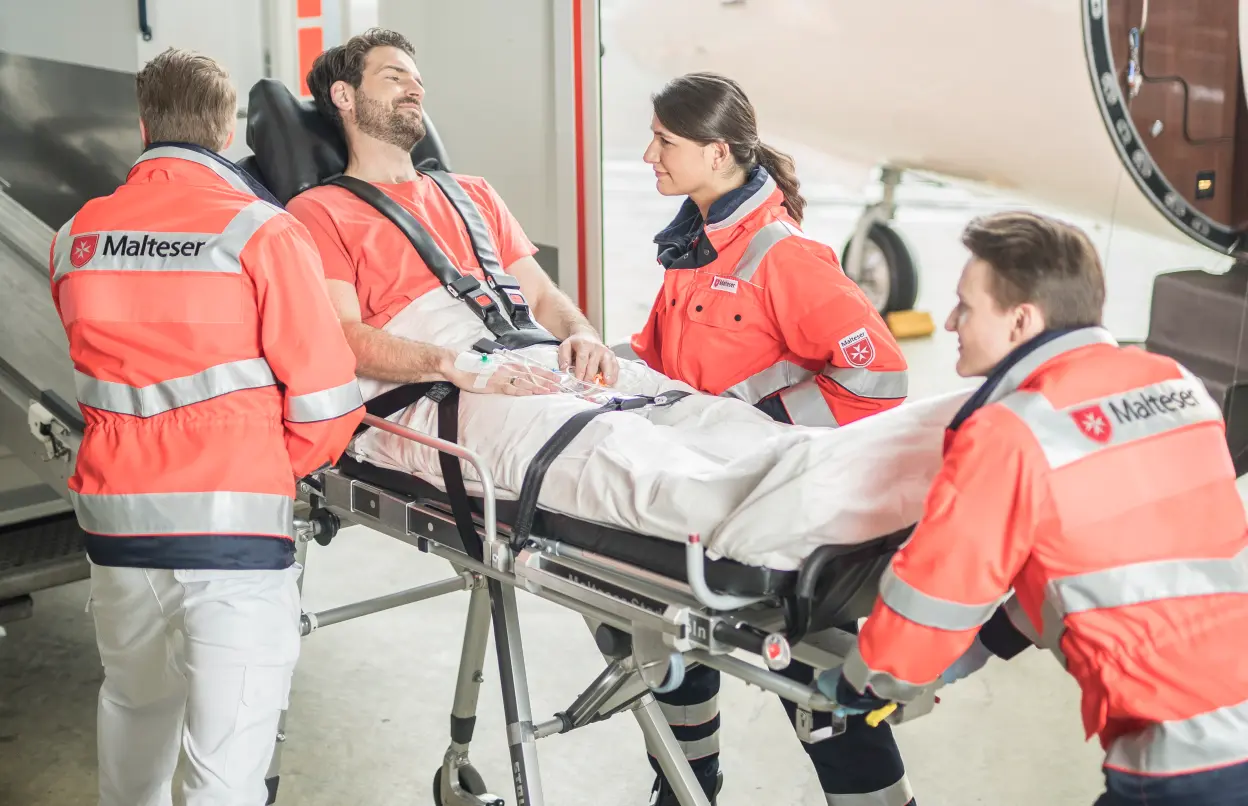 Mann auf Krankenliege wird in Krankenwagen geschoben