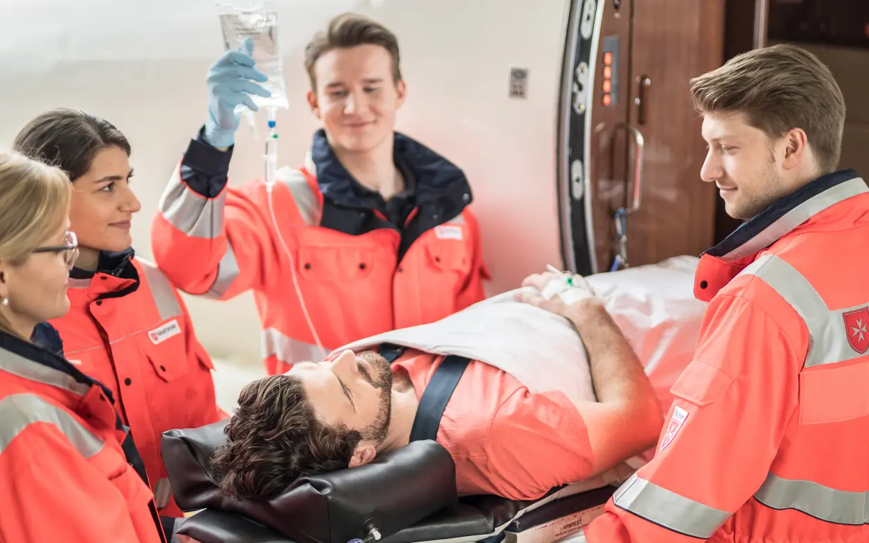 Mann auf Krankenliege kommt aus Flugzeug