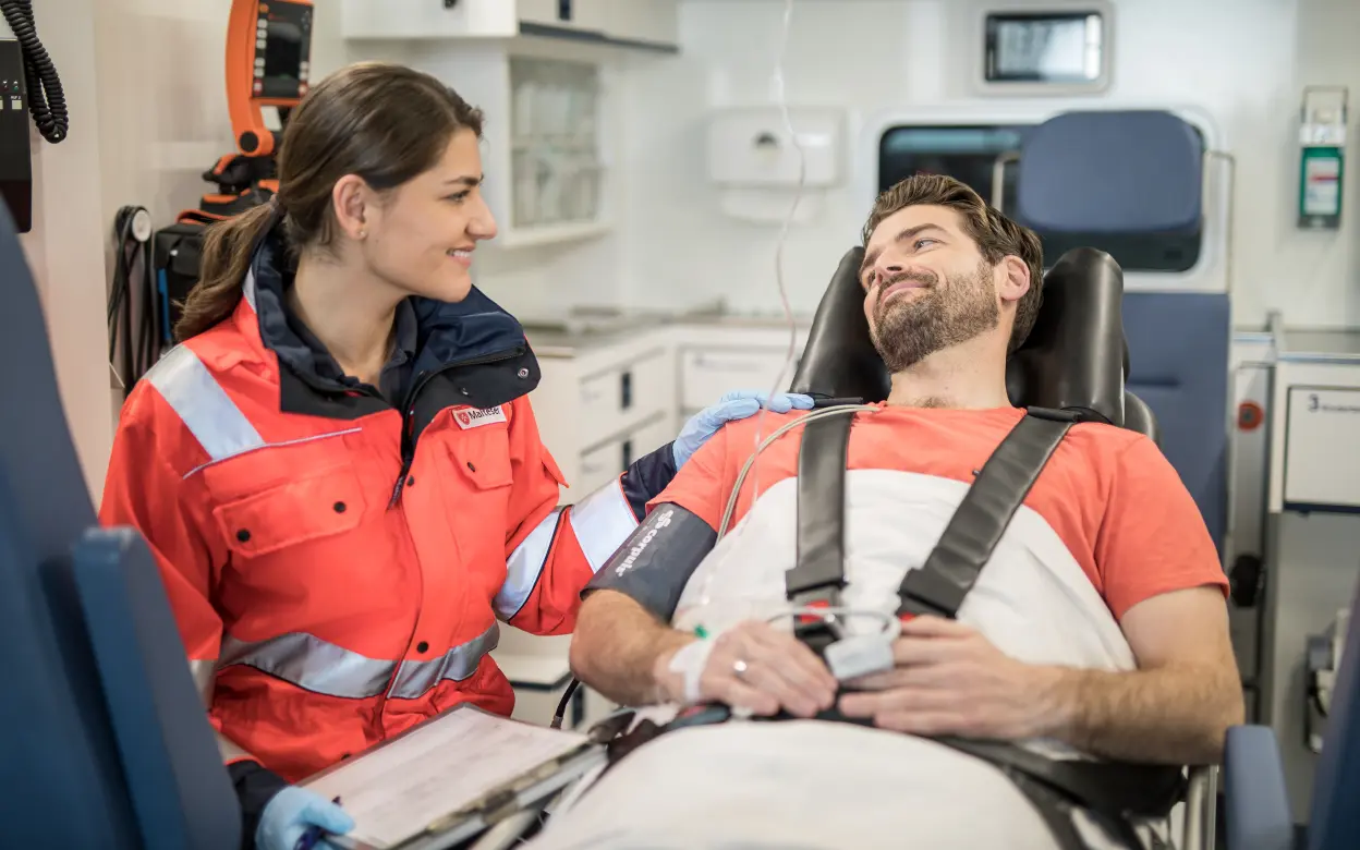 Mann auf Krankenliege im Rettungswagen
