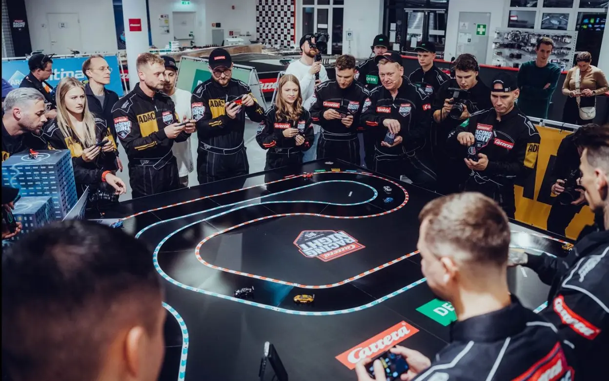 Hybrid-Bahn bei der Carrera Racing Night 2024, Bild 2