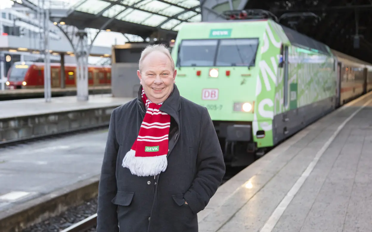 DEVK-Vorstandsvorsitzender Gottfried Rüßmann steht vor DEVK-Lok