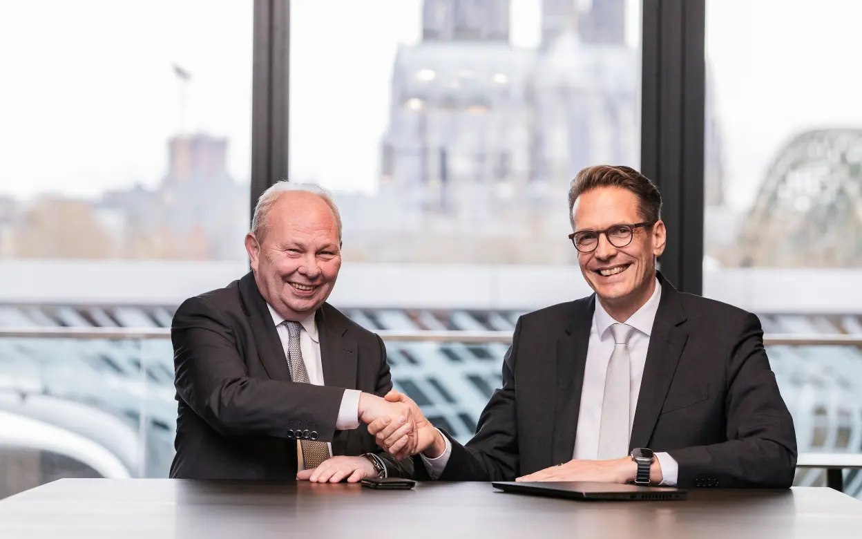 Gottfried Rüßmann und Michael Knaup schütteln sich die Hände