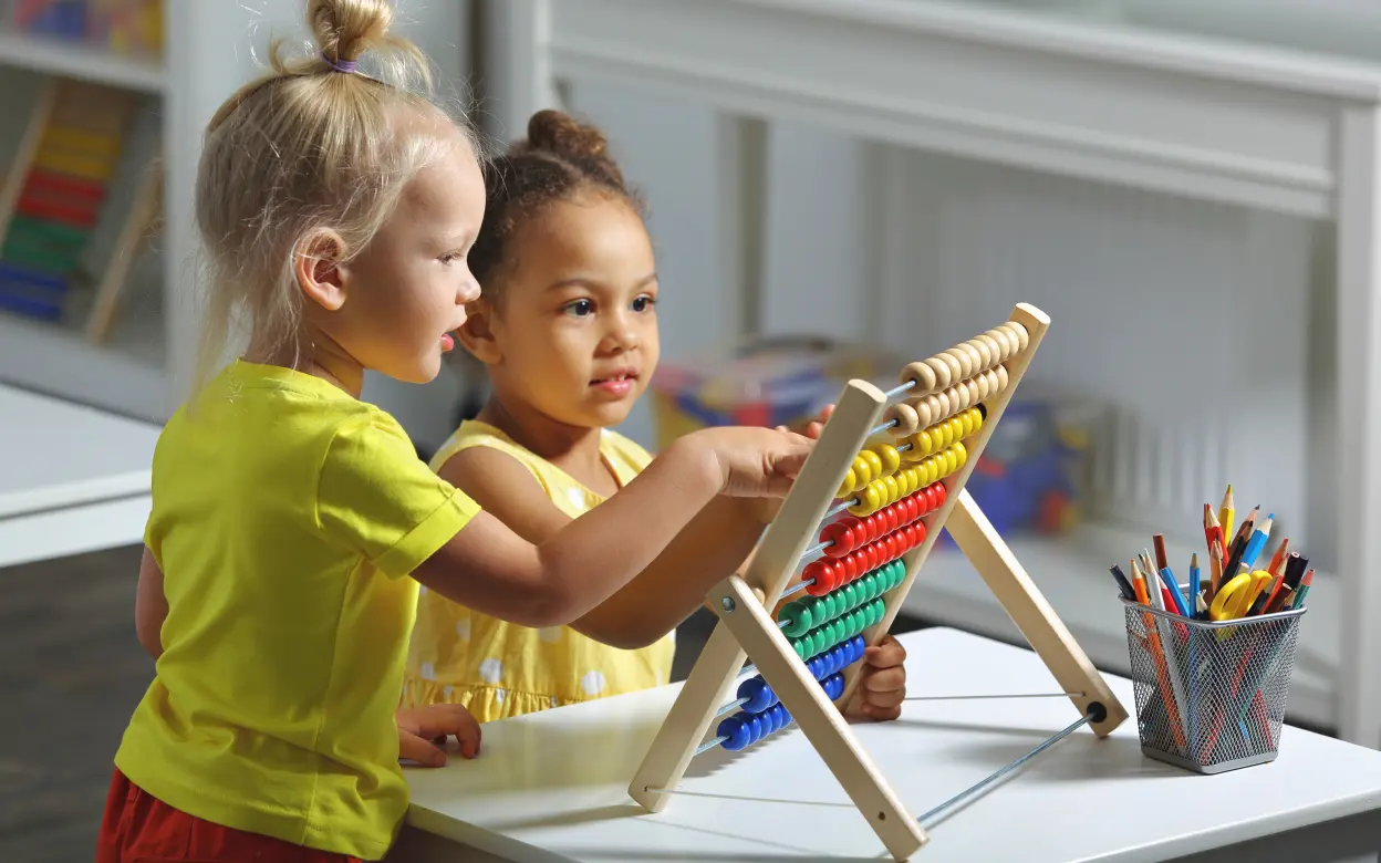 Schulkinder rechnen am Abakus | © ShunTerra / stock.adobe.com Schulkinder rechnen am Abakus