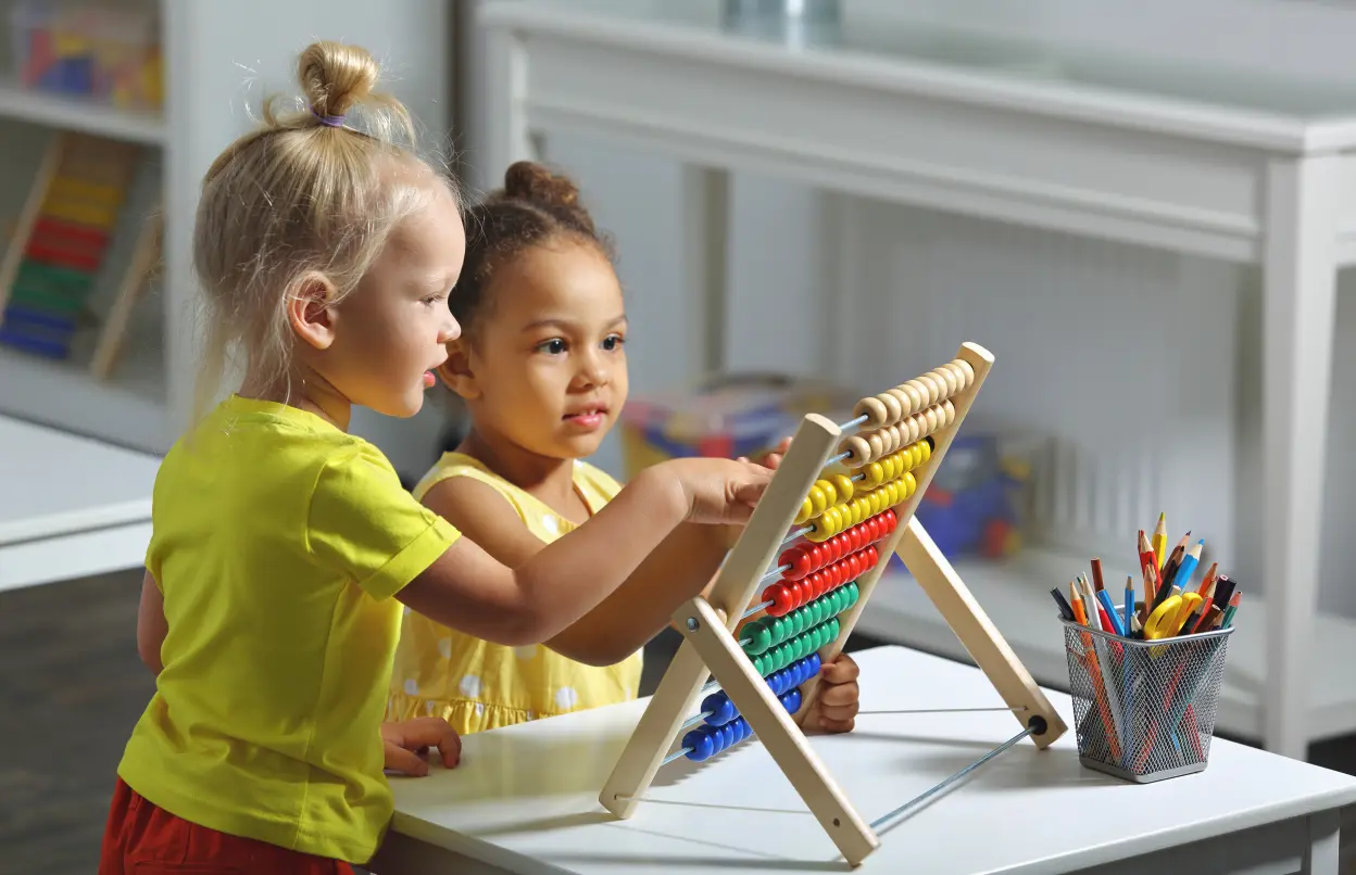 Schulkinder rechnen am Abakus | © ShunTerra / stock.adobe.com Schulkinder rechnen am Abakus