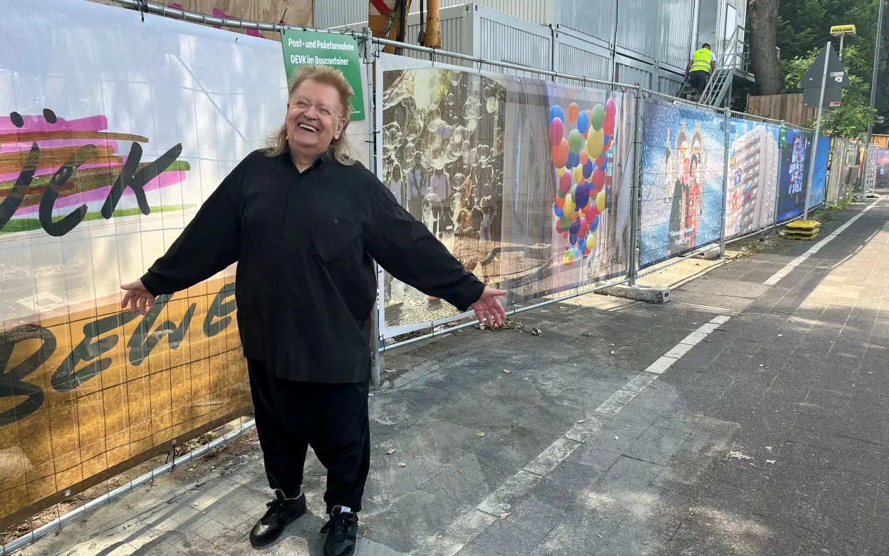 HA Schult vor dem Bauzaun