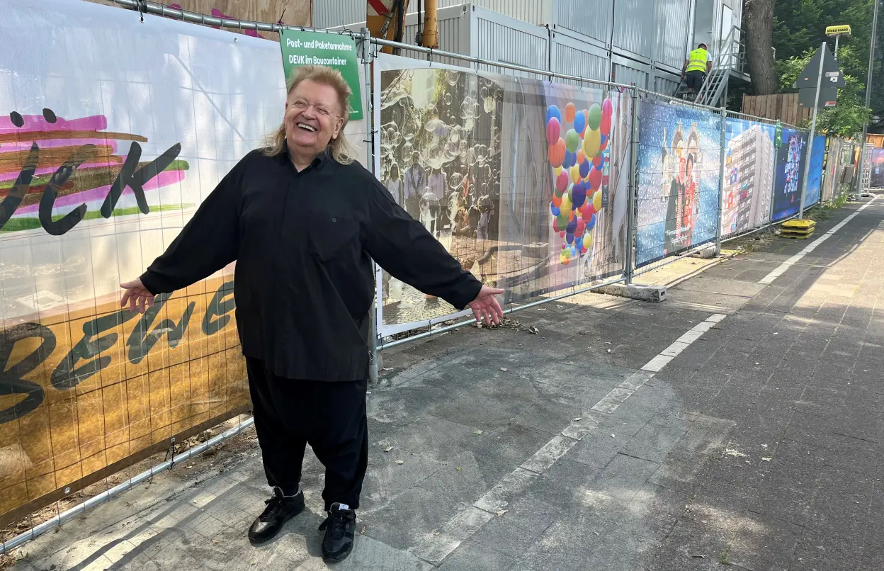 HA Schult vor dem Bauzaun