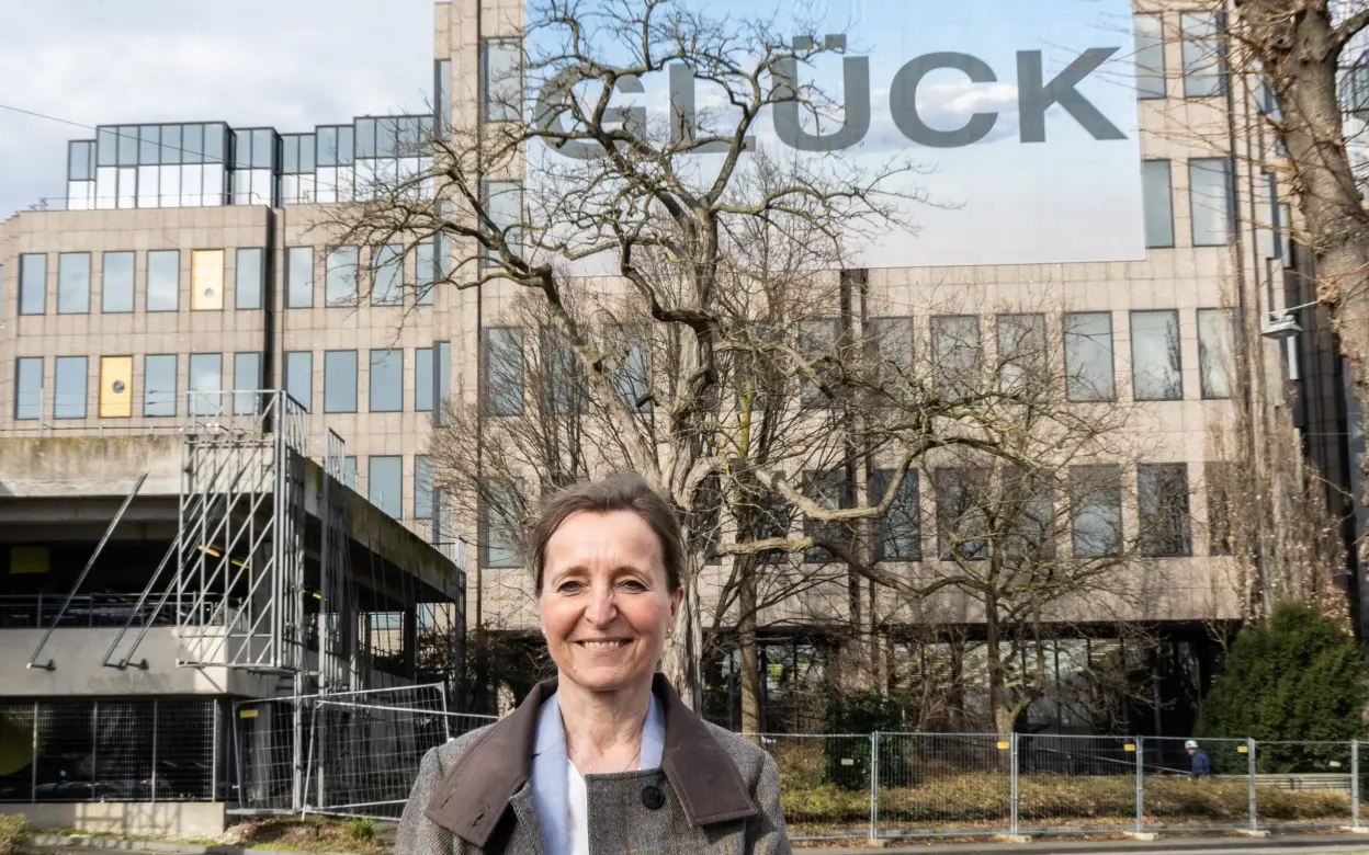 Annette Hetzenegger vor DEVK Zentrale während Glücks-Aktion