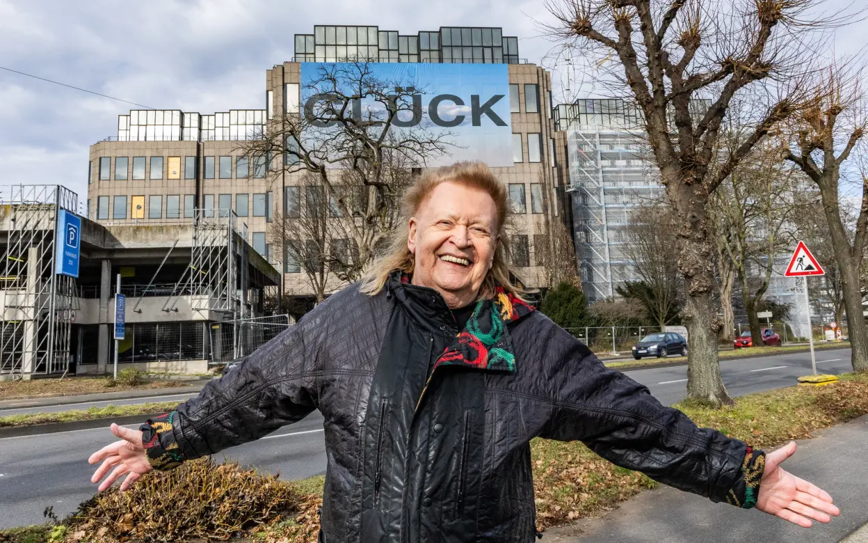 HA Schult vor DEVK Zentrale während Glücks-Aktion