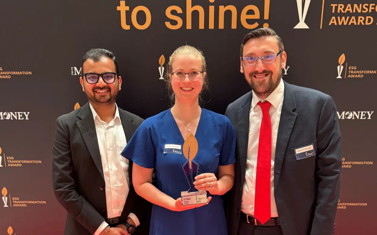 DEVK-Tochter hylane erhält den „Nachhaltigkeits-Oscar“ in der Finanzwirtschaft, den ESG Transformation Award. Das Gewinner-Team (von links): Kashyap Tank (Expert Fuel Cell, hylane), Katharina Fetzer (Head of IT, hylane), Manuel Krempf (Beauftragter für Nachhaltigkeit, DEVK).