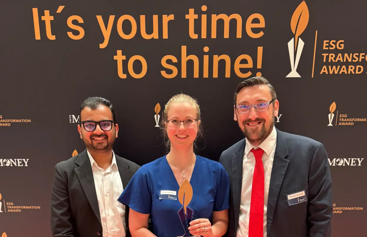 DEVK-Tochter hylane erhält den „Nachhaltigkeits-Oscar“ in der Finanzwirtschaft, den ESG Transformation Award. Das Gewinner-Team (von links): Kashyap Tank (Expert Fuel Cell, hylane), Katharina Fetzer (Head of IT, hylane), Manuel Krempf (Beauftragter für Nachhaltigkeit, DEVK).