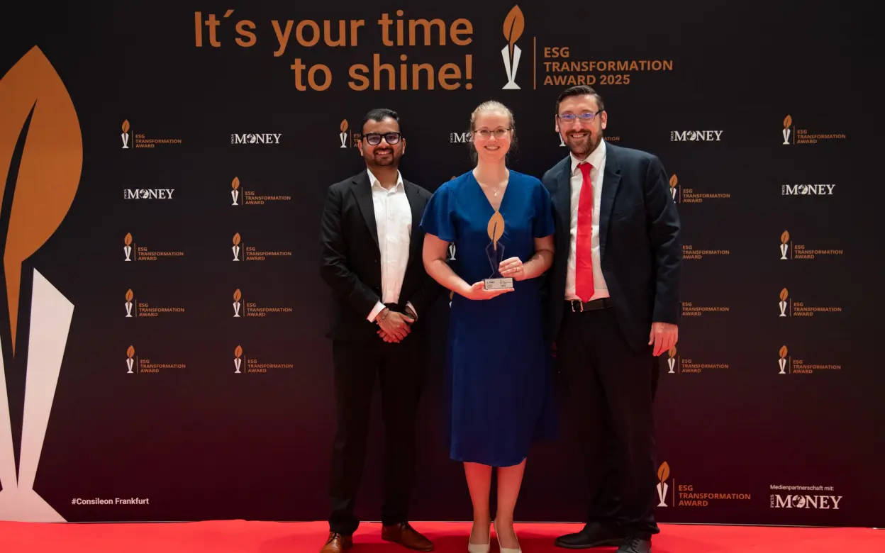 DEVK-Tochter hylane erhält den „Nachhaltigkeits-Oscar“ in der Finanzwirtschaft, den ESG Transformation Award. Das Gewinner-Team (von links): Kashyap Tank (Expert Fuel Cell, hylane), Katharina Fetzer (Head of IT, hylane), Manuel Krempf (Beauftragter für Nachhaltigkeit, DEVK).