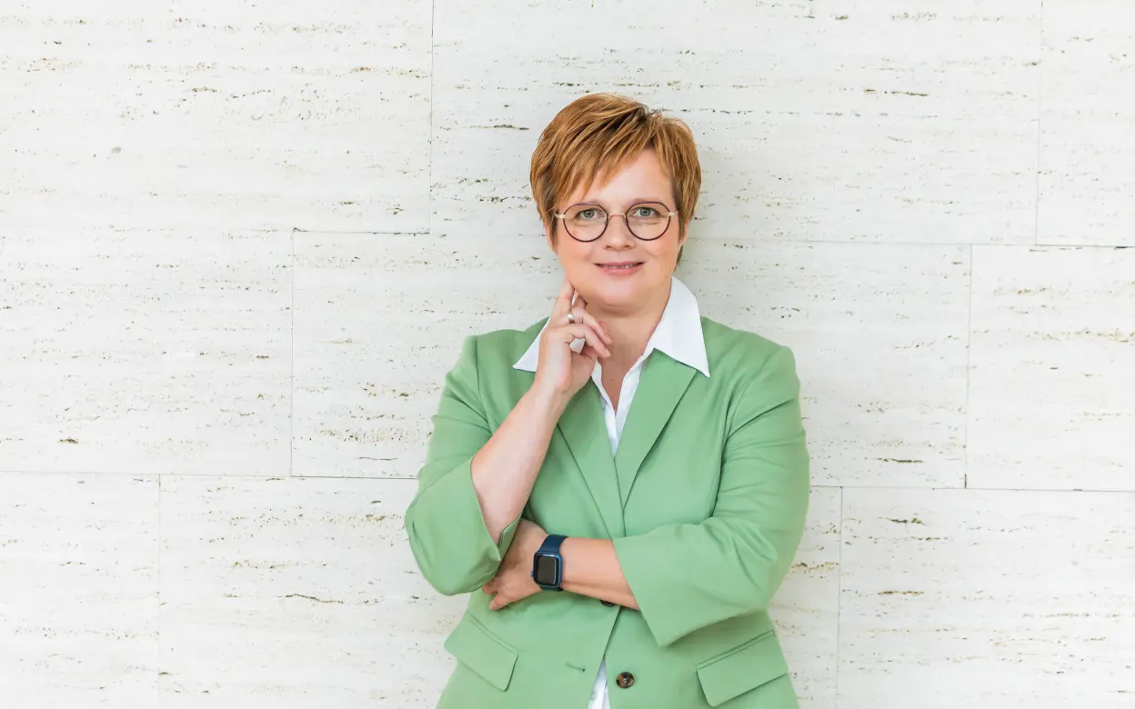 Manuela Moog vor Steinwand