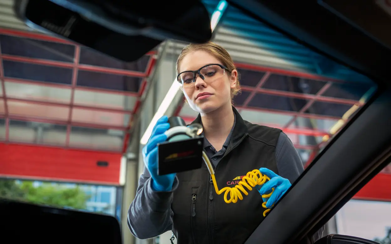 Frau repariert Windschutzscheibe