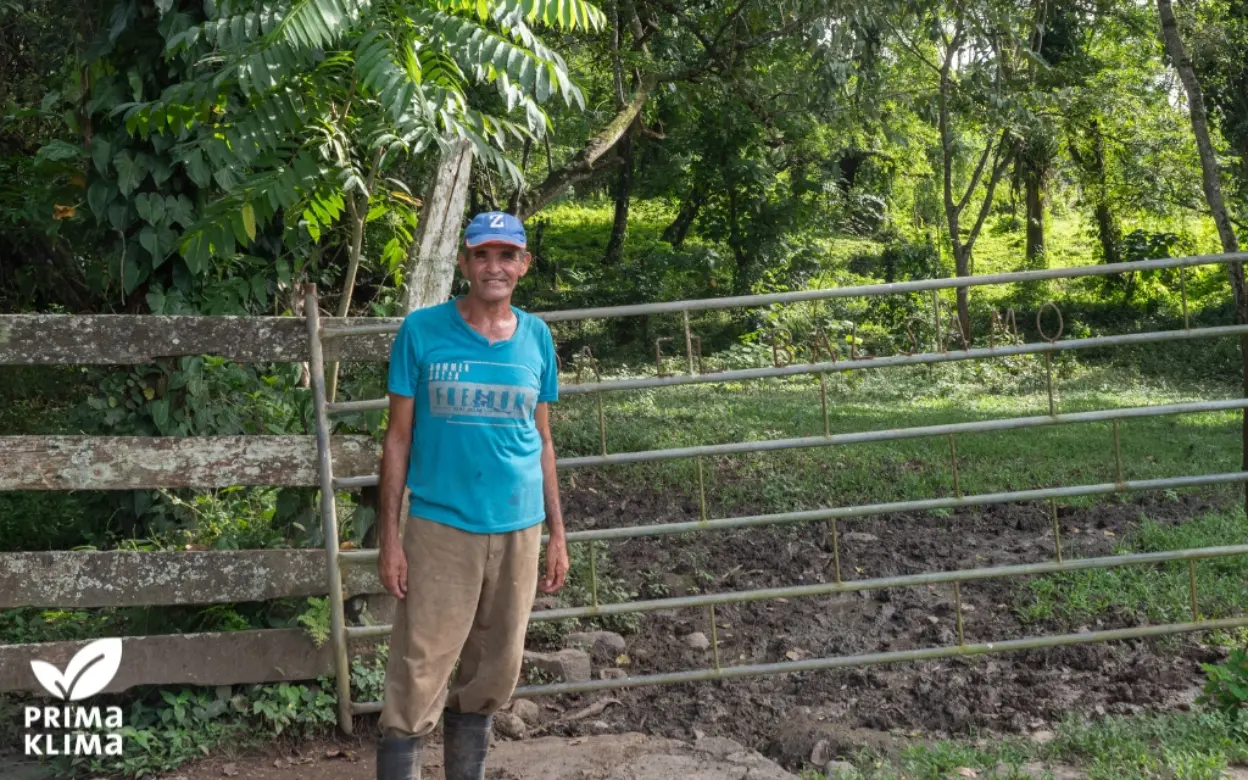 Kleinbauer vor Plantage