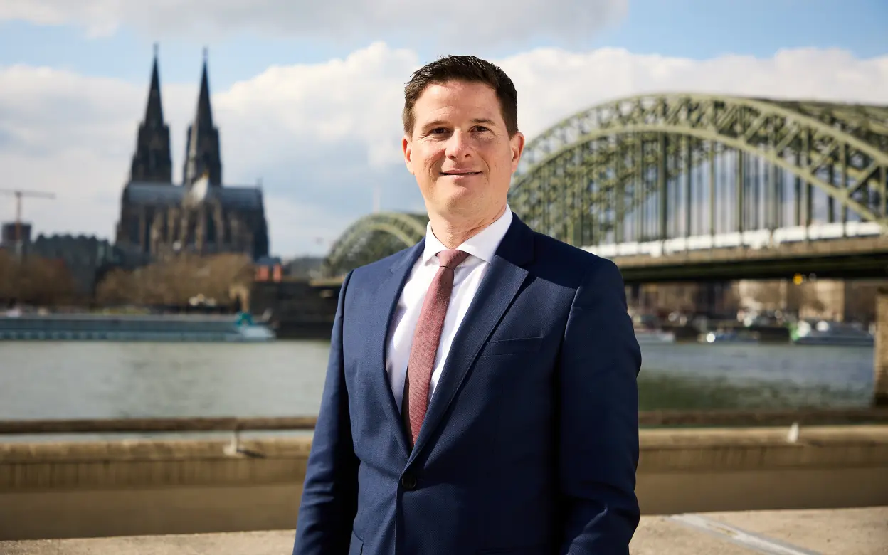 Dr. Michael Zons vor Rheinpanorama