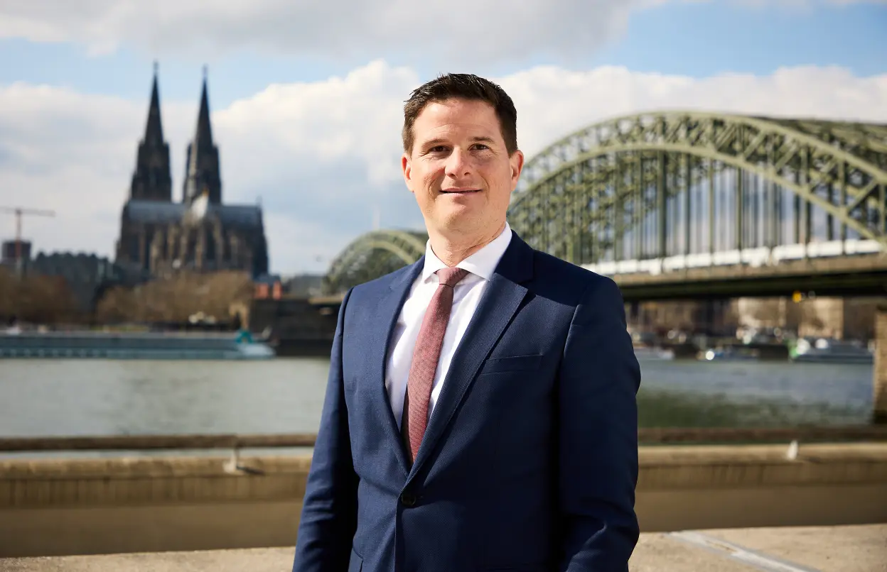 Dr. Michael Zons vor Rheinpanorama