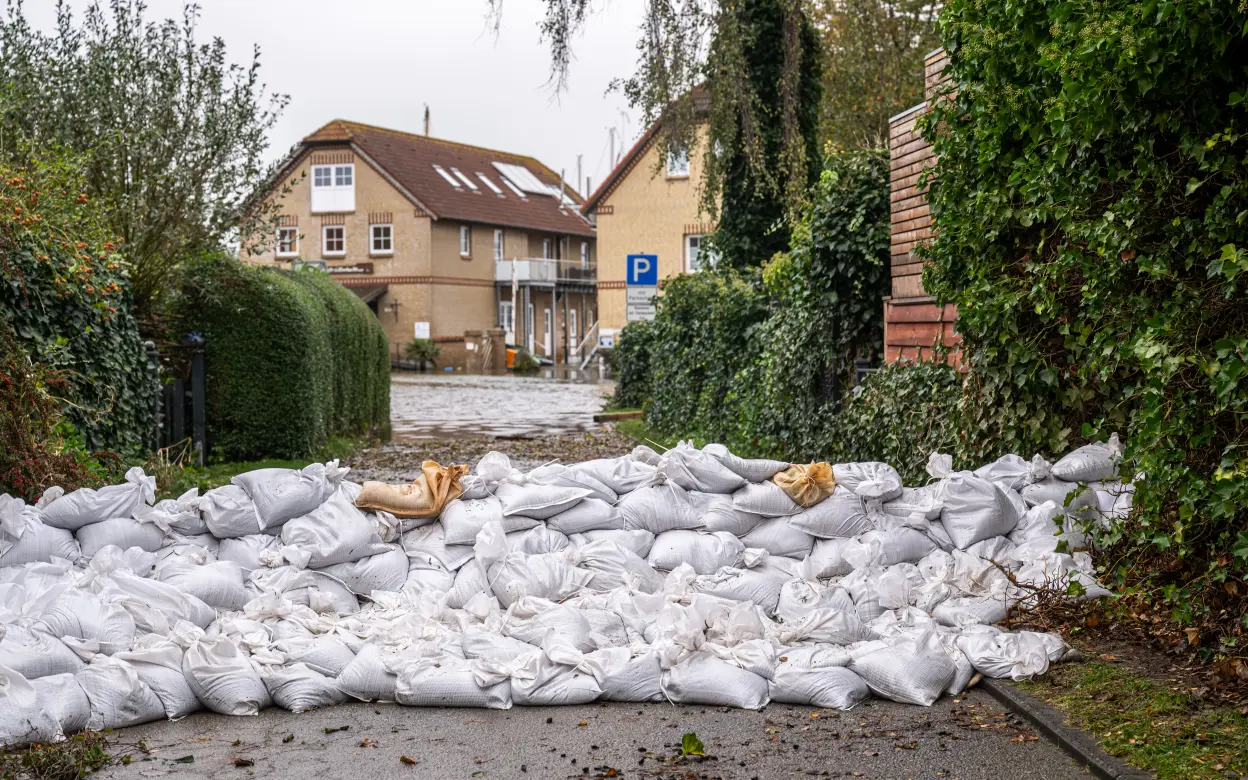 Sandsackdamm gegen Hochwasser