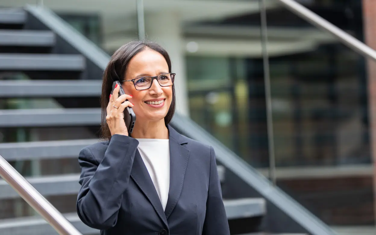 Salima Laux, Leiterin Abteilung Sach-Schaden, Porträt 3