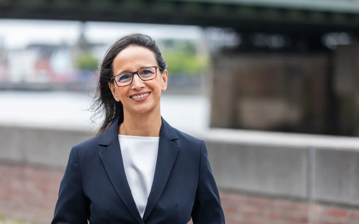 Salima Laux, Leiterin Abteilung Sach-Schaden, Porträt 2