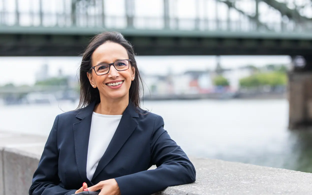 Salima Laux, Leiterin Abteilung Sach-Schaden, Porträt 1