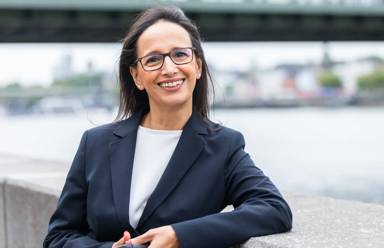 Salima Laux, Leiterin Abteilung Sach-Schaden, Porträt 1