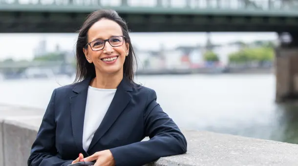 Salima Laux, Leiterin Abteilung Sach-Schaden, Porträt 1