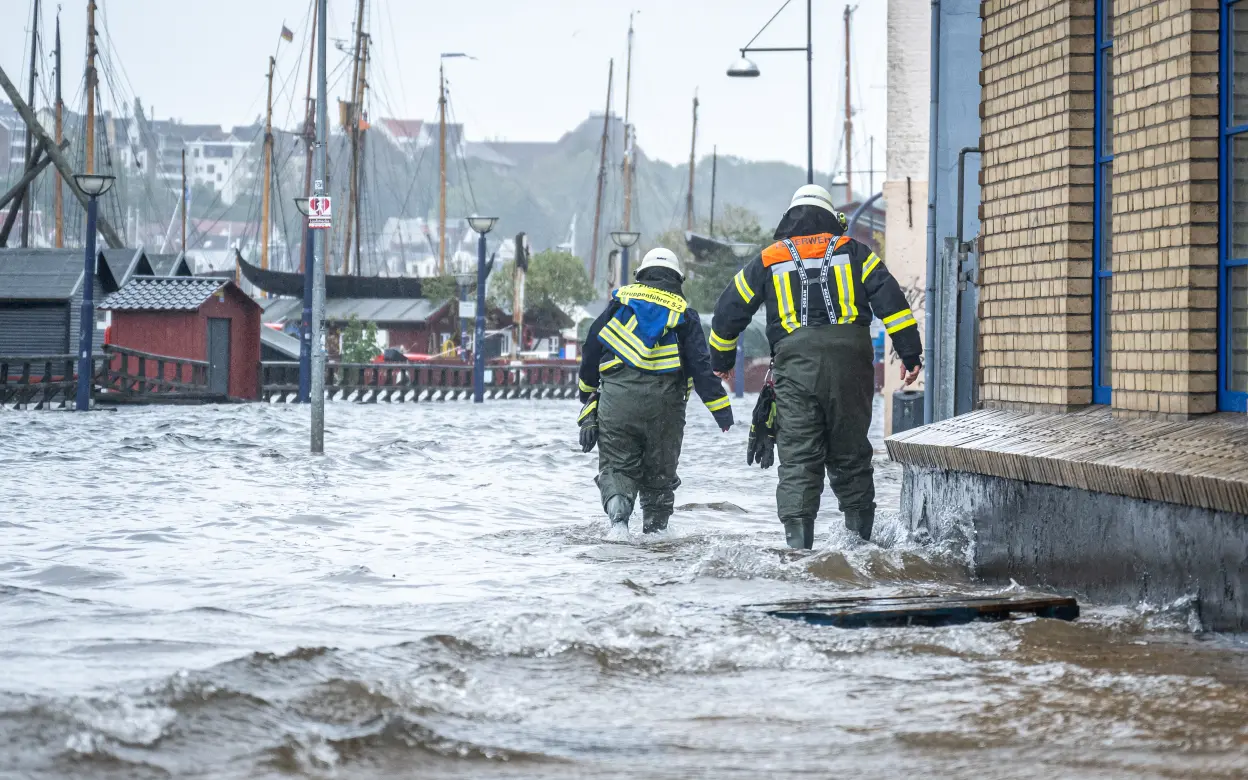 Helfer:innen bei einer Sturmflut in Flensburg