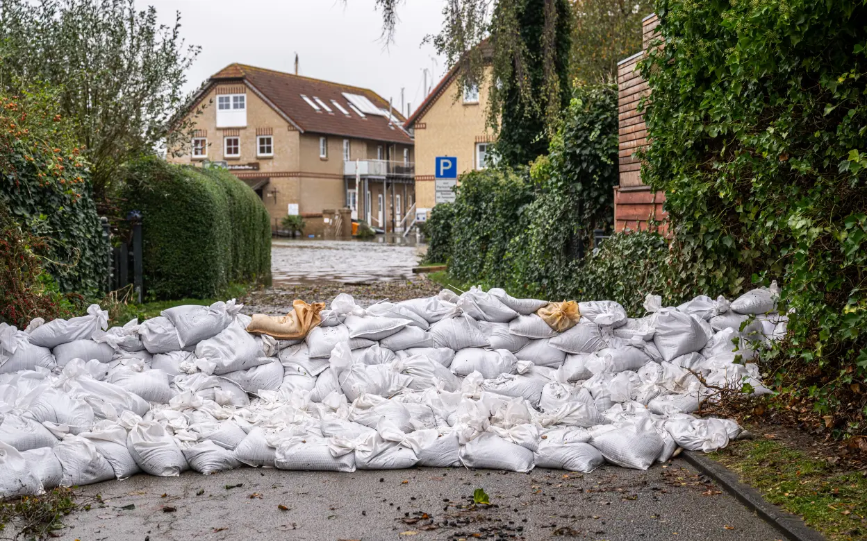 Sandsackdamm gegen Hochwasser