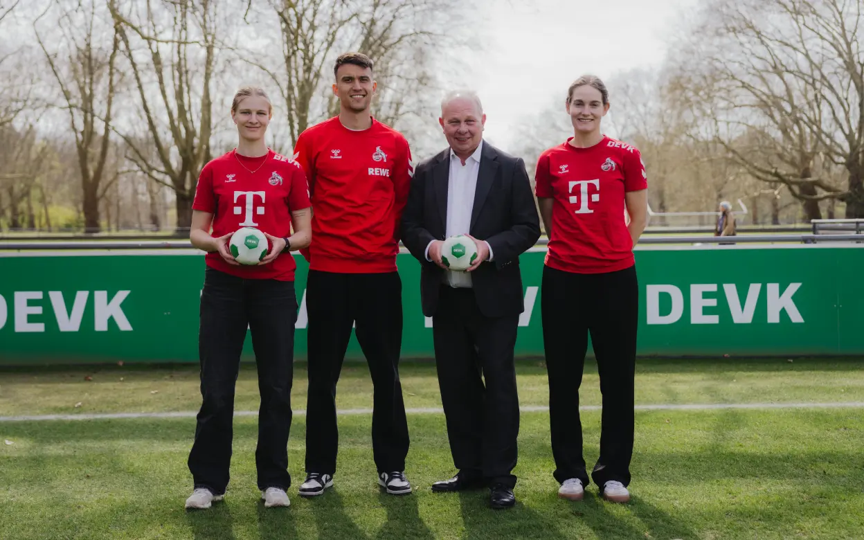 DEVK-Vorstandsvorsitzender Gottfried Rüßmann mit Spieler:innen des 1. FC Köln