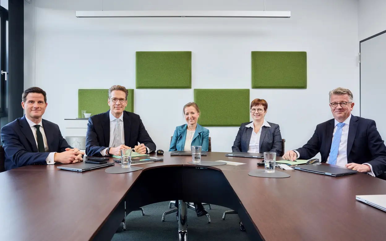 Mitglieder des DEVK-Vorstands: Dr. Michael Zons, Michael Knaup, Annette Hetzenegger, Manuela Moog, Dietmar Scheel, v. l. n. r.