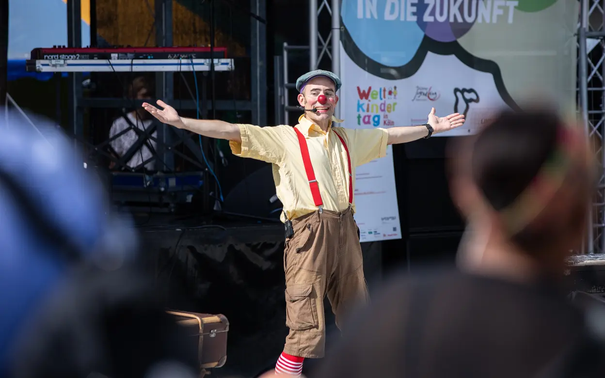 Clown Olli begeistert Besucher:innen beim Weltkindertag-Fest