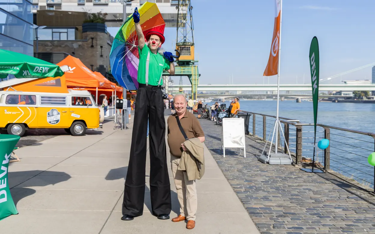 DEVK-Vorstandsvorsitzender Gottfried Rüßmann und Clown Olli am Rheinufer
