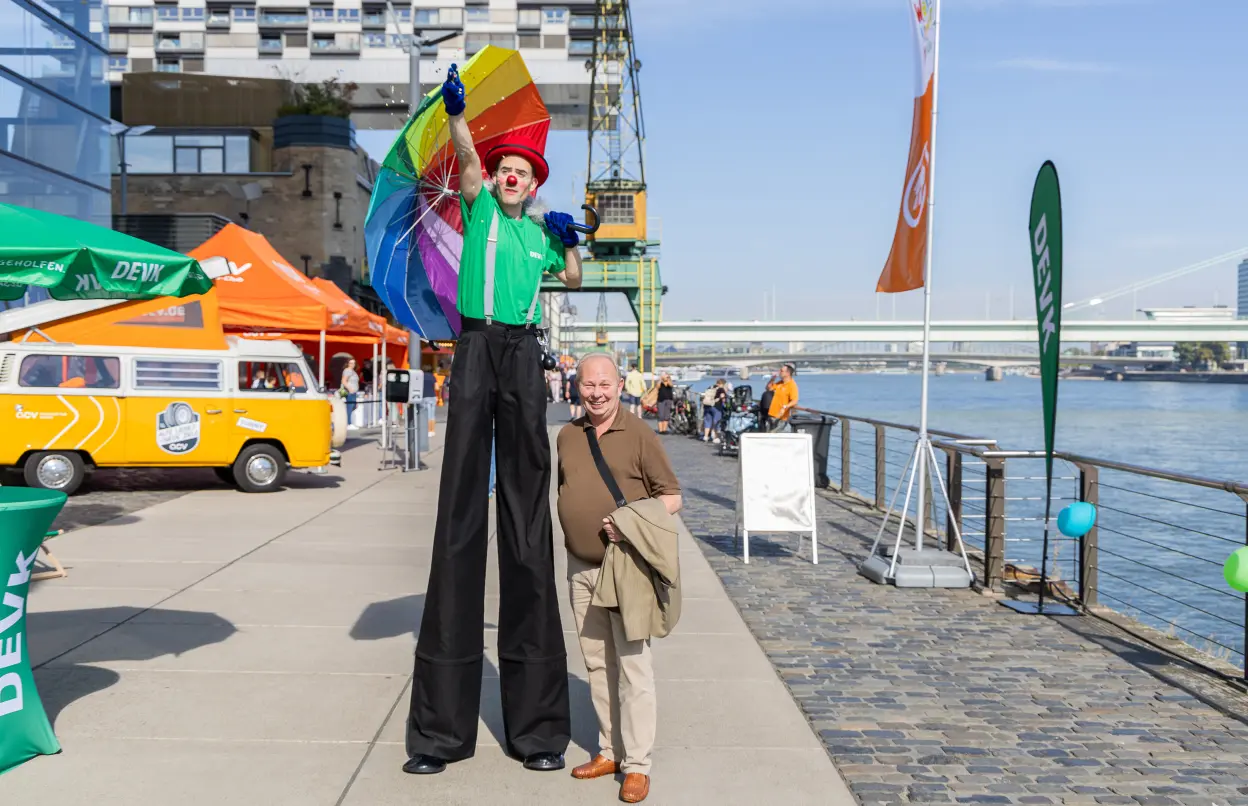 DEVK-Vorstandsvorsitzender Gottfried Rüßmann und Clown Olli am Rheinufer