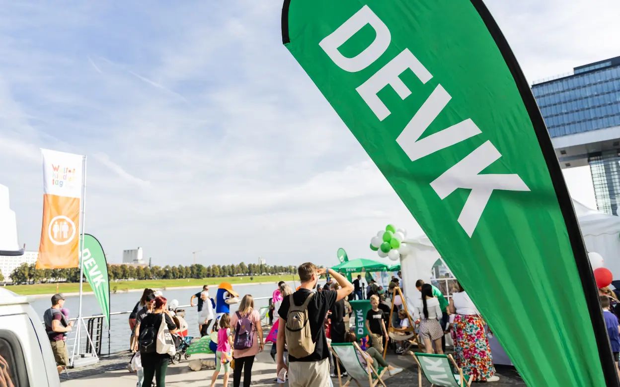 DEVK-Stand am Rheinufer des Weltkindertag-Fests