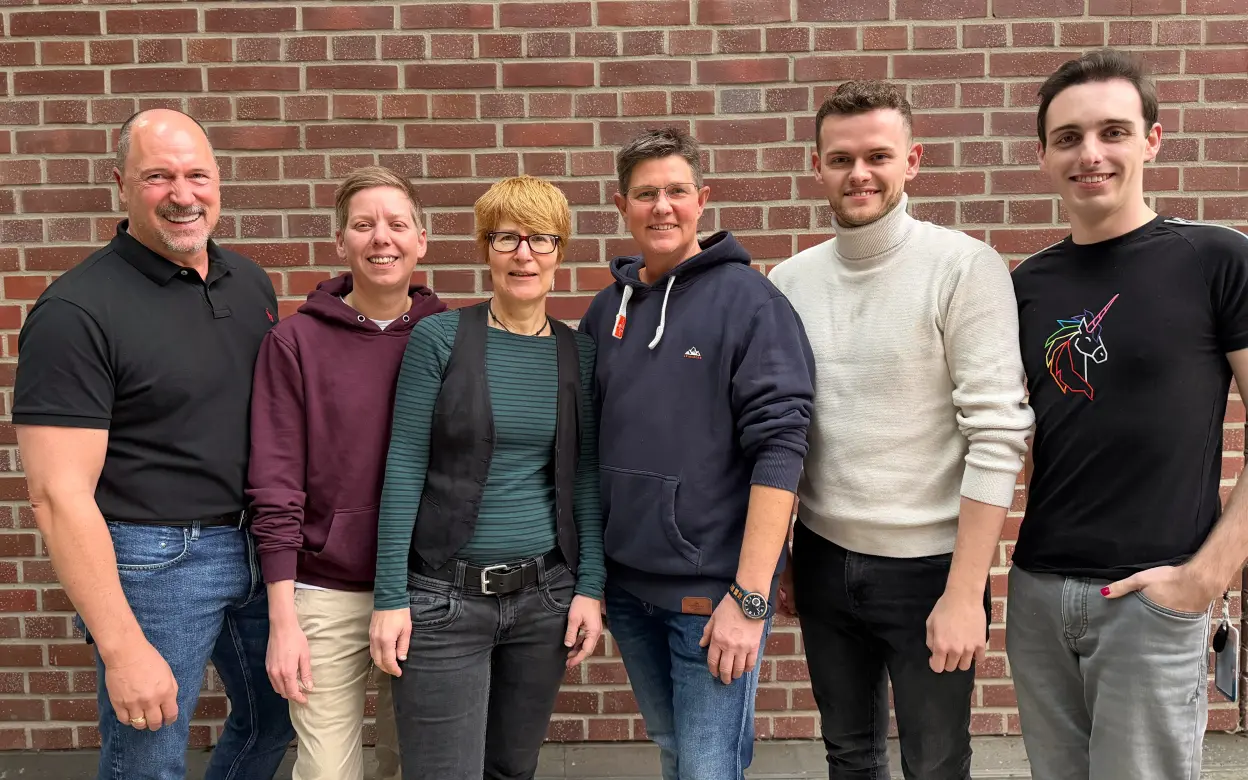 Das Gründungsteam des DEVK-PRIDE-Netzwerks (v. l. n. r.): Ralf M. Prangenberg, Ann-Kathrin Sonntag, Christine Albrecht, Finn Hellmundt, Manuel Richter und Niklas Denz.