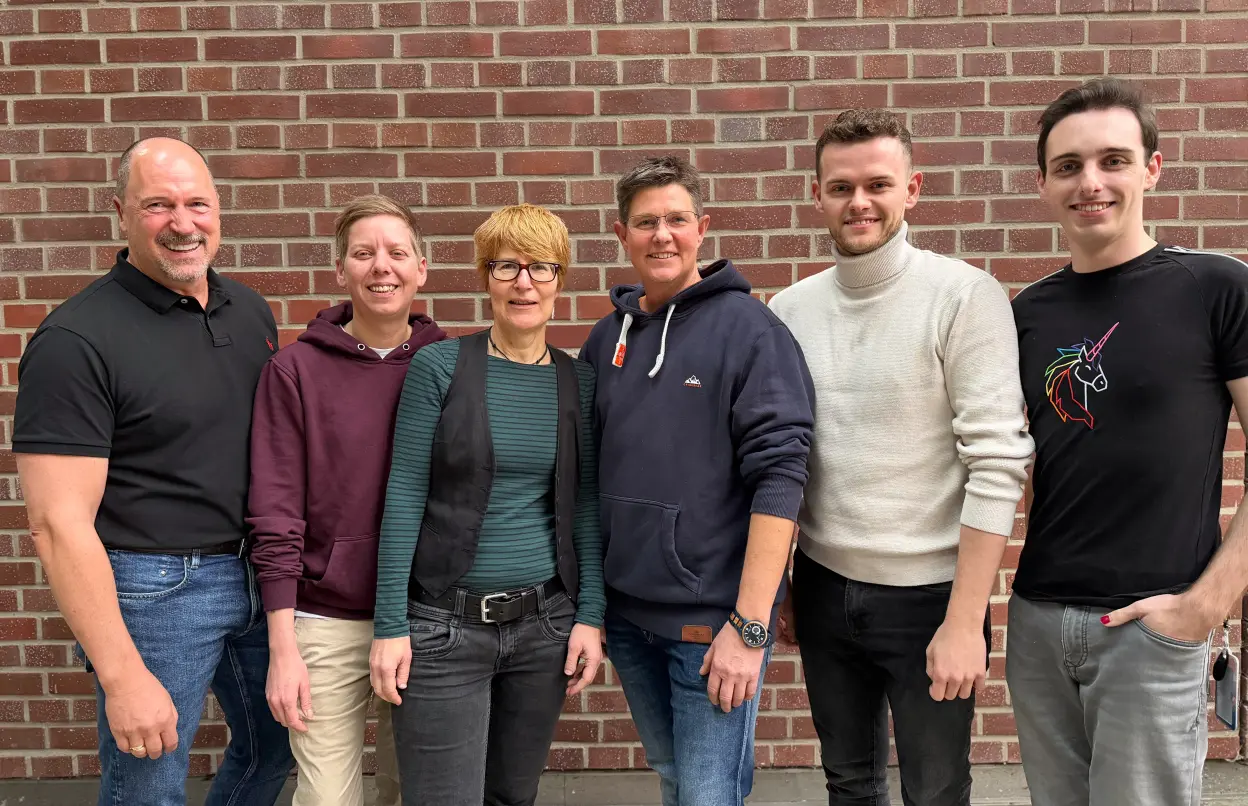 Das Gründungsteam des DEVK-PRIDE-Netzwerks (v. l. n. r.): Ralf M. Prangenberg, Ann-Kathrin Sonntag, Christine Albrecht, Finn Hellmundt, Manuel Richter und Niklas Denz.