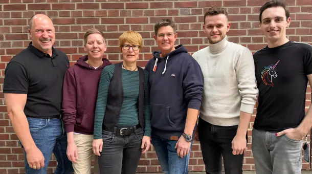Das Gründungsteam des DEVK-PRIDE-Netzwerks (v. l. n. r.): Ralf M. Prangenberg, Ann-Kathrin Sonntag, Christine Albrecht, Finn Hellmundt, Manuel Richter und Niklas Denz.