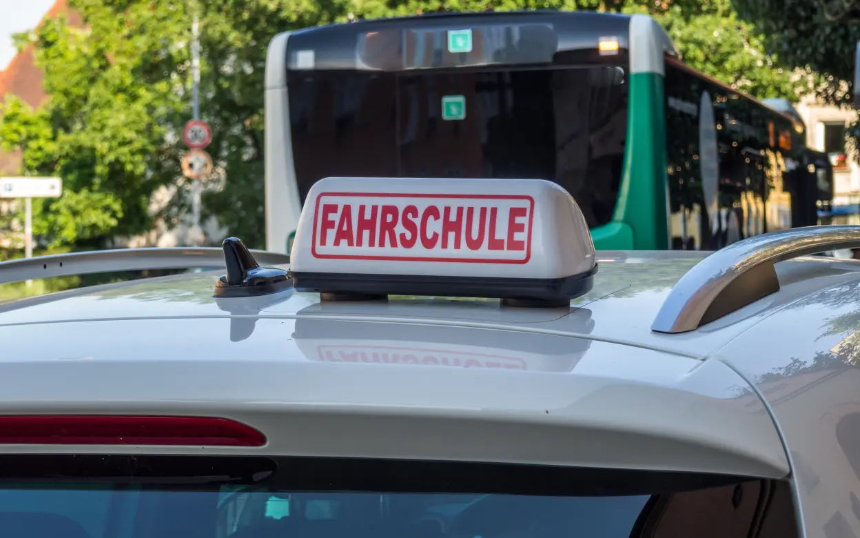 Nahaufnahme eines Fahrschulautos