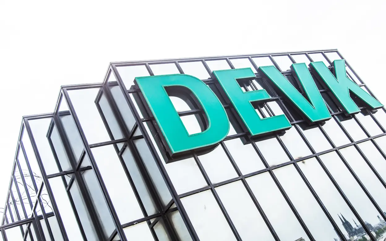 DEVK-Logo auf Gebäude