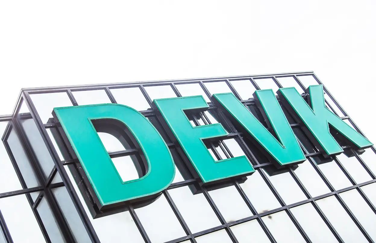 DEVK-Logo auf Gebäude
