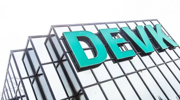 DEVK-Logo auf Gebäude