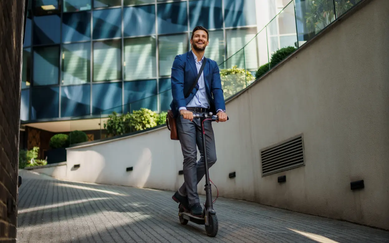 Mann auf E-Scooter