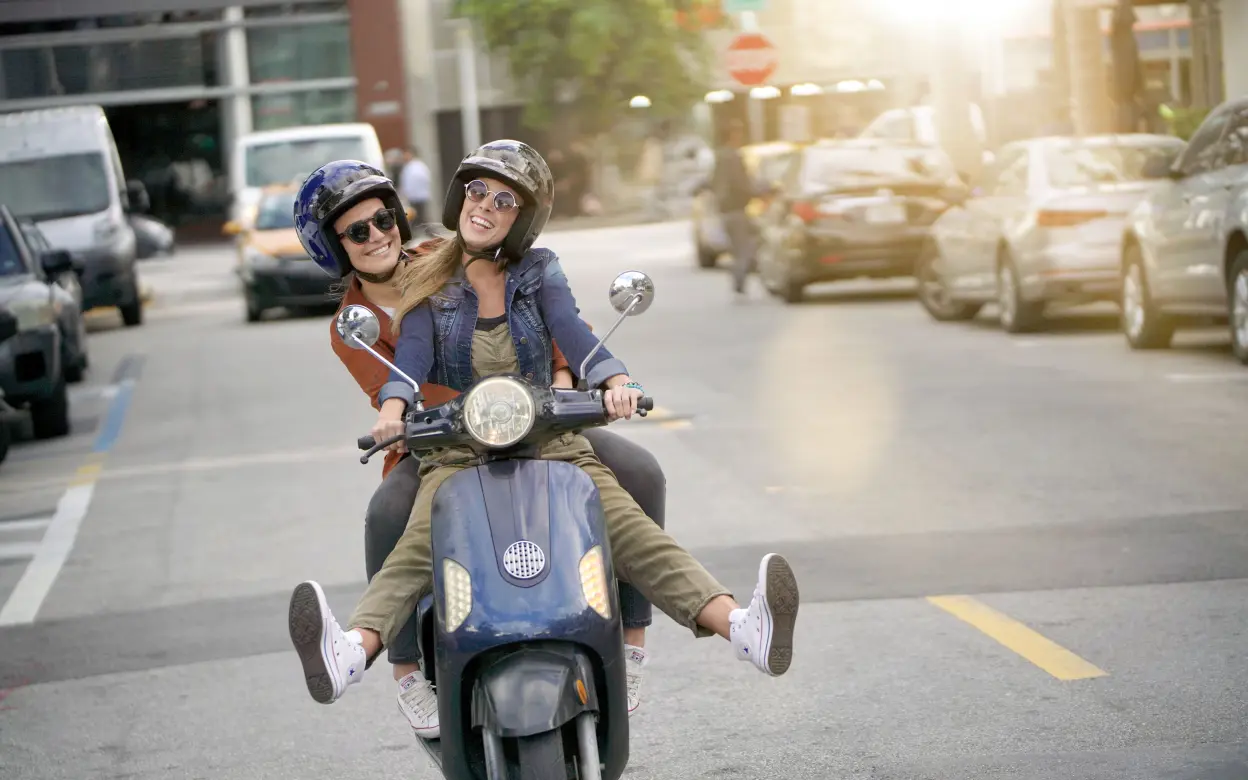 Zwei Frauen auf einem Moped