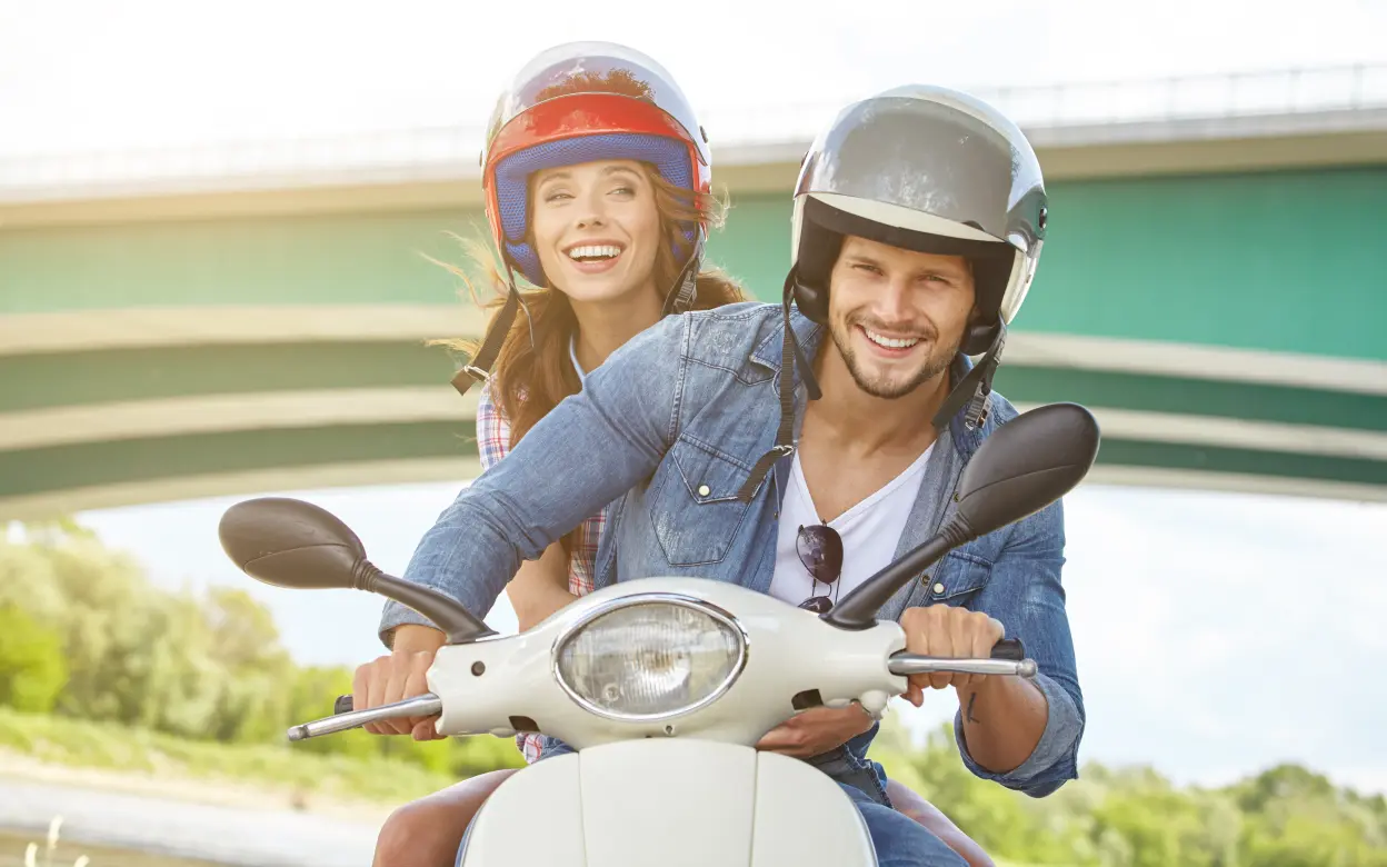Mann und Frau auf einem Moped