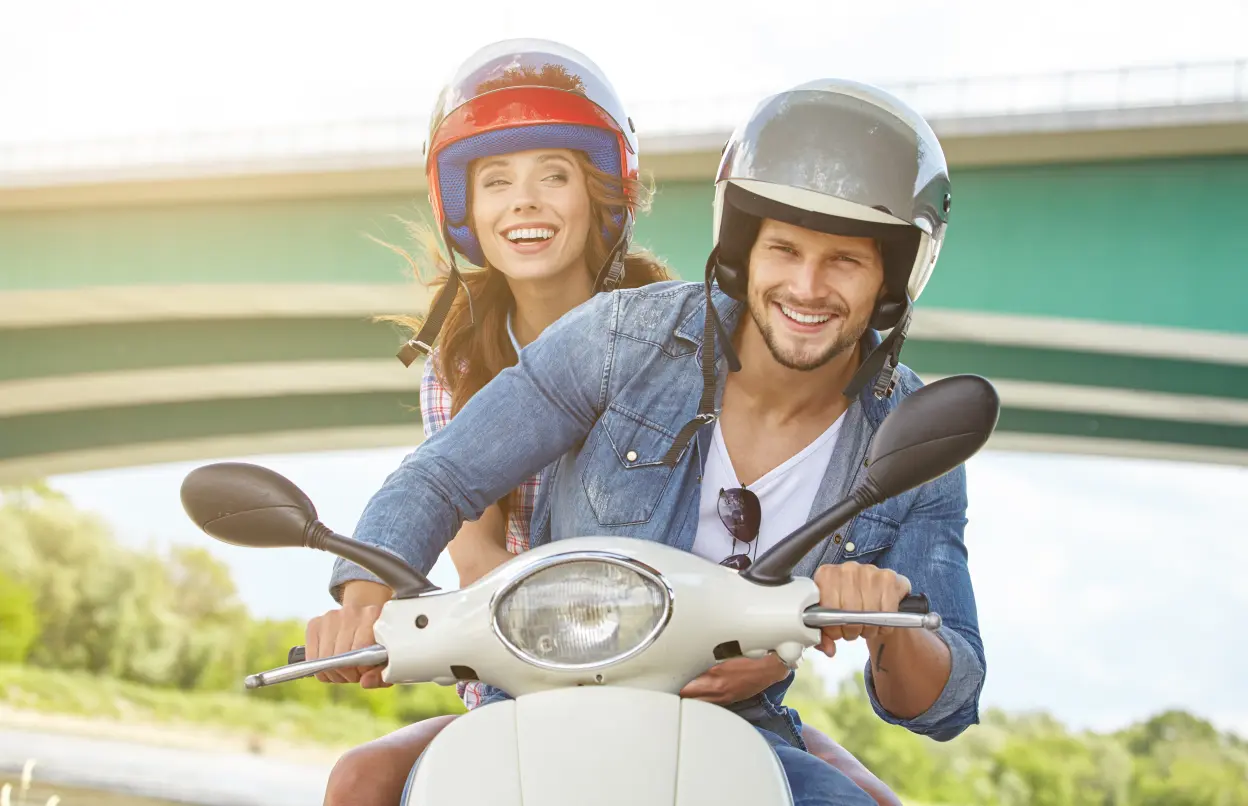 Mann und Frau auf einem Moped