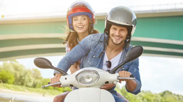 Mann und Frau auf einem Moped