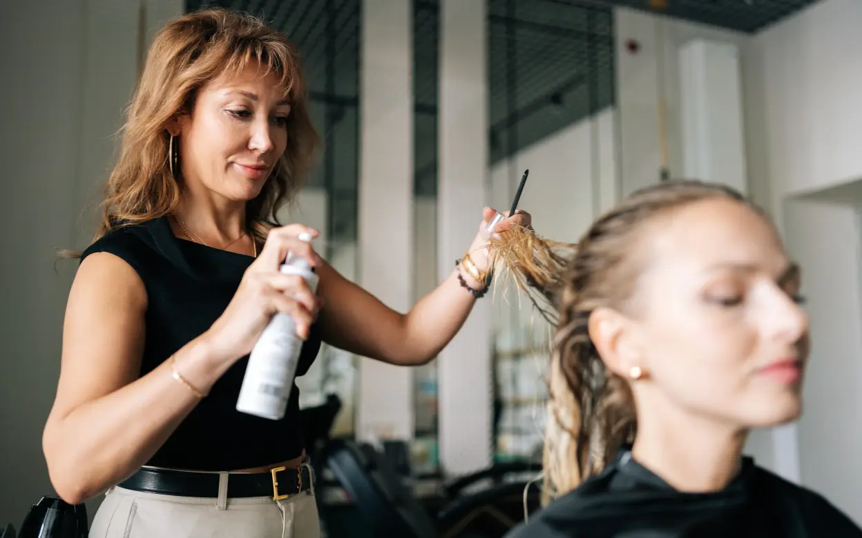 Friseurin behandelt Kundin